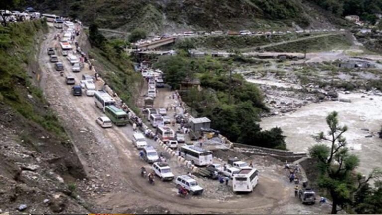 उत्तर भारत की गर्मी से पहाड़ों की ओर उमड़ी भीड़, जोशीमठ में लगा लंबा ट्रैफिक जाम
