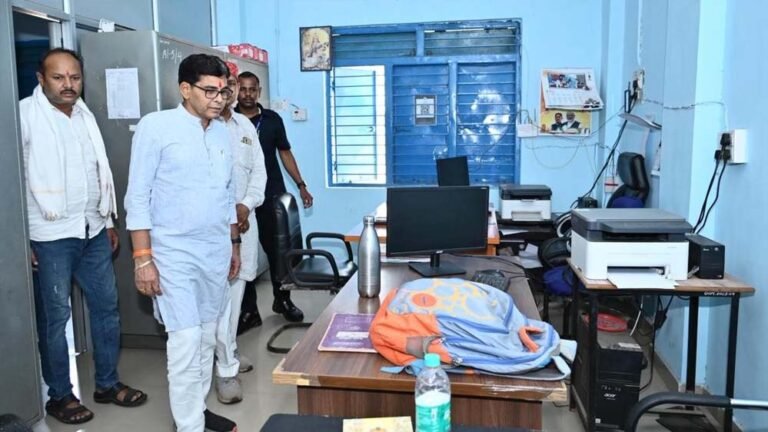 मंत्री टंक राम वर्मा का सख्त निर्देश, कॉलेज स्टाफ समय पर पहुंचे महाविद्यालय