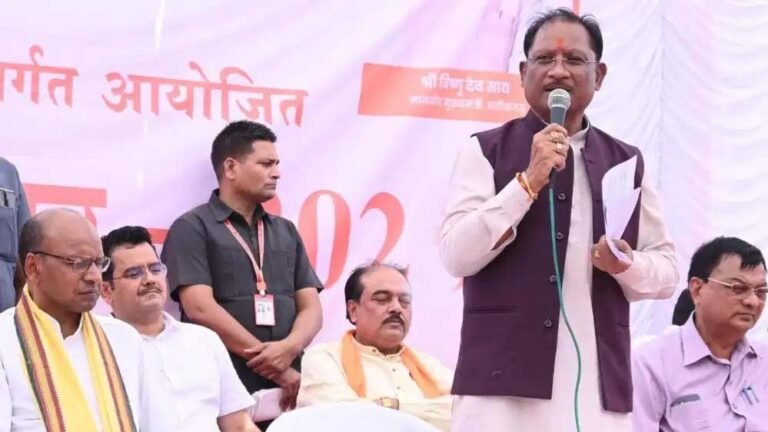 मुख्यमंत्री विष्णु देव साय सुशासन तिहार के समाधान शिविर में हुए शामिल