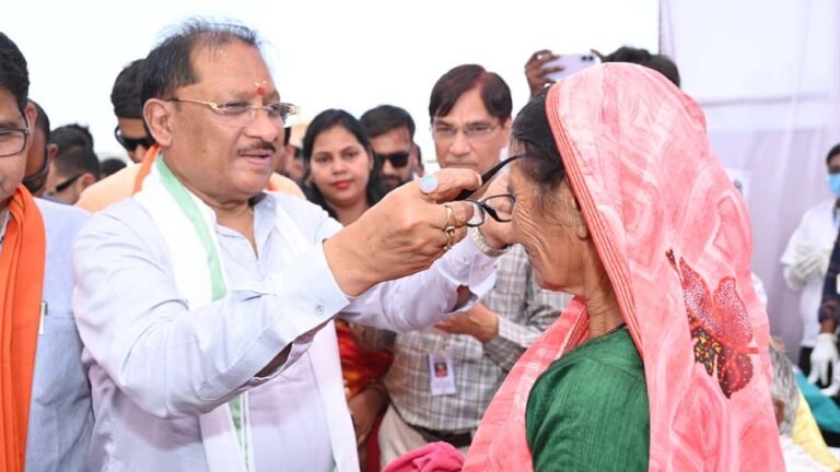 मुख्यमंत्री विष्णु देव साय ने हितग्राहियों को अपने हाथों से पहनाए नजर के चश्मे
