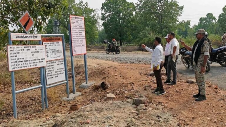 बाइक पर सवार होकर नक्सलियों के गढ़ रहे गांवों में पहुंचे कलेक्टर-सीईओ