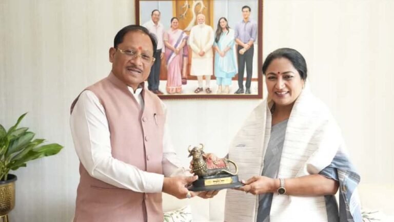 मुख्यमंत्री विष्णु देव साय पहुंचे दिल्ली, रेखा गुप्ता संग शहरी विकास मुद्दों पर हुई अहम बैठक