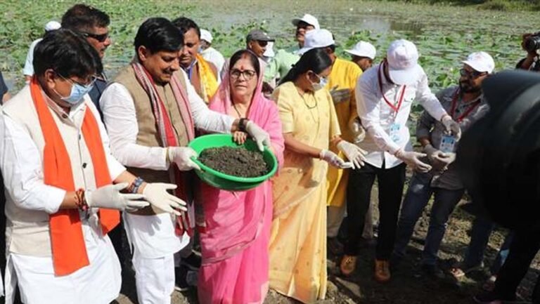 गंगा दशहरा पर CM डॉ. यादव ने किया श्रमदान, देवी सागर तालाब सफाई अभियान में लिया हिस्सा