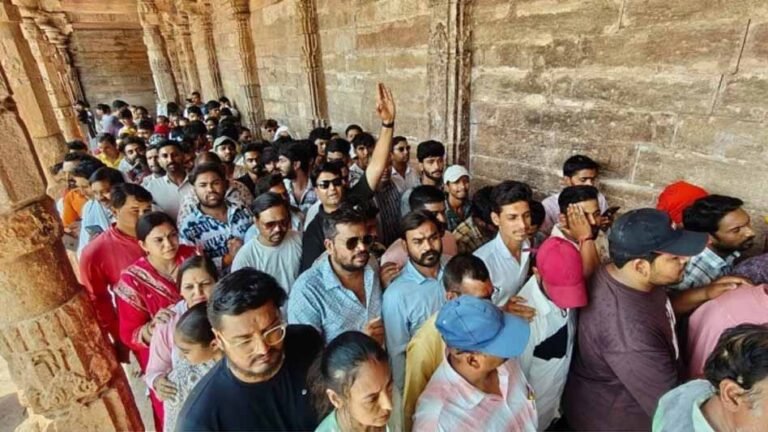 ऐतिहासिक भोजशाला में भक्तों की भारी भीड़, HC फैसले के बाद दर्शन को उमड़े लोग