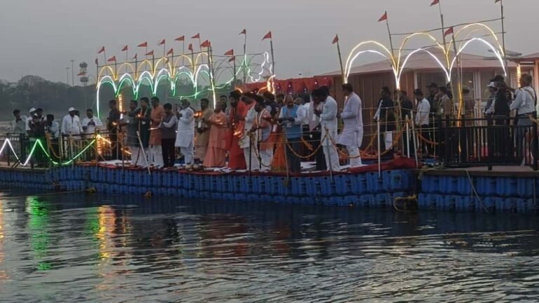 प्रयागराज संगम पर नई शुरुआत! सीएम योगी ने फ्लोटिंग जेटी पर गंगा आरती का उद्घाटन किया