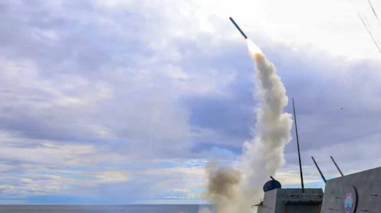अमेरिका की ‘प्रोजेक्ट फ्रीडम’ तैनाती के बीच होर्मुज जलडमरूमध्य में नौसैनिक तनाव और गहराया