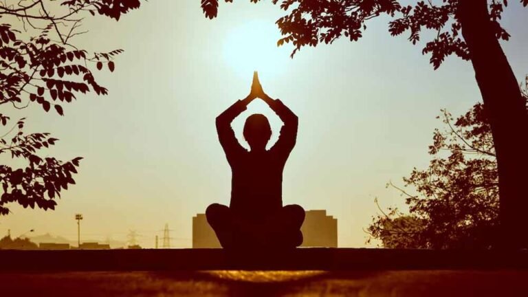 जीवन की दौड़ या मानसिक कैद? गरुड़ पुराण के अनुसार मोक्ष का असली अर्थ