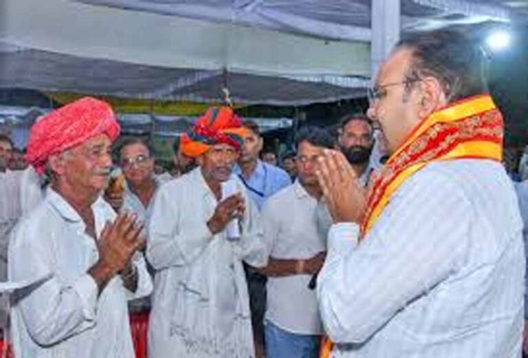 बंबोरी गांव में सीएम का जनता से सीधा संवाद, खाट पर बैठकर सुनी समस्याएं