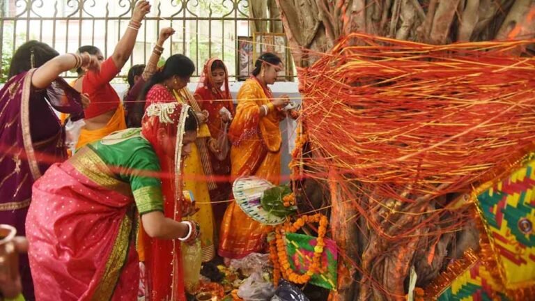 वट सावित्री व्रत 2026: परिक्रमा के दौरान इस मंत्र से मिलेगा अखंड सौभाग्य का आशीर्वाद
