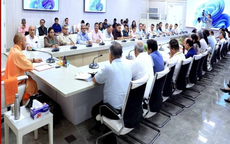 काफिले की गाड़ियां घटाएं, ईंधन बचाएं: योगी आदित्यनाथ की जनता और अधिकारियों से अपील