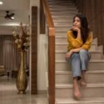 वास्तु शास्त्र: घर की सीढ़ियों पर क्यों नहीं बैठना चाहिए? जानें इसके पीछे की मान्यताएं और असर