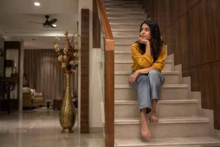 वास्तु शास्त्र: घर की सीढ़ियों पर क्यों नहीं बैठना चाहिए? जानें इसके पीछे की मान्यताएं और असर