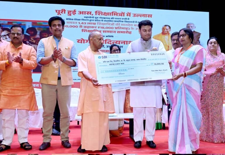 शिक्षामित्रों के चेहरे पर खिल उठा मान-सम्मान, बढ़े मानदेय से