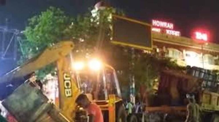बंगाल में बुलडोजर एक्शन तेज, हावड़ा स्टेशन के बाहर अवैध दुकानों पर चला प्रशासन का डंडा