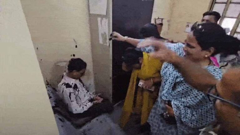 गंज थाने में हंगामा: महिला कार्यकर्ताओं ने स्याही फेंकी, पुलिस ने की कार्रवाई