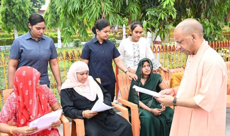लगातार दूसरे दिन जनता दर्शन में 200 लोगों की समस्याएं सुनीं सीएम योगी आदित्यनाथ ने