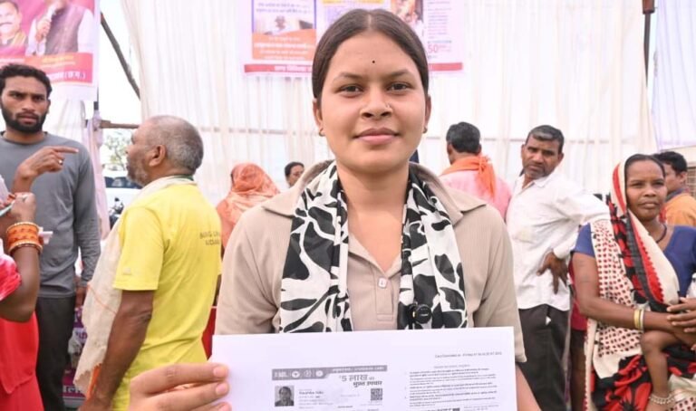 सुशासन तिहार: आवेदन के घंटे भर में कौशिल्या को मिला आयुष्मान कार्ड, चेहरे खिले
