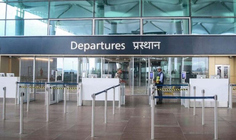 नोएडा एयरपोर्ट: लखनऊ की पहली उड़ान, टिकट बुकिंग शुरू और किराया जानें