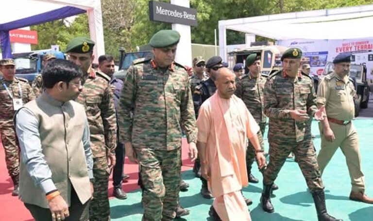 मुख्यमंत्री ने रक्षा प्रदर्शनी का अवलोकन कर उभरती स्वदेशी क्षमताओं की की सराहना