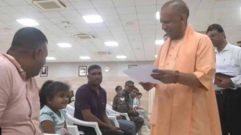 लखनऊ में जनता दर्शन,सीएम योगी ने सुनीं शिकायतें, शिक्षा और भर्ती पर दिया बड़ा संदेश