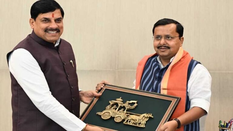 नई दिल्ली में मुख्यमंत्री डॉ. मोहन यादव ने राष्ट्रीय अध्यक्ष नितिन नबीन को पुष्प-गुच्छ भेंट किया और विषयों पर की चर्चा