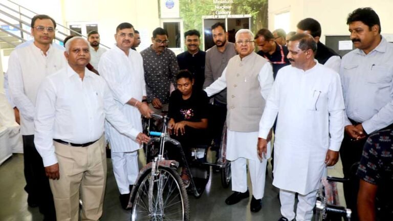 रेडक्रॉस की सेवाओं और मिशन से जनता को करें प्रेरित, राज्यपाल पटेल का आह्वान