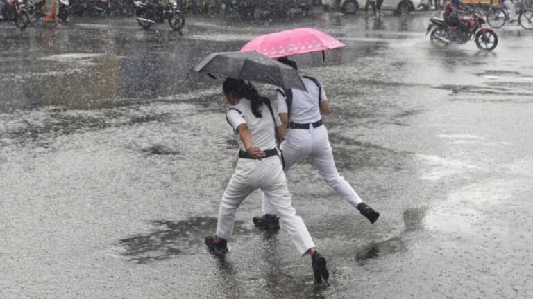 मौसम का कहर: 22 राज्यों में बारिश, उत्तराखंड में तूफान की चेतावनी