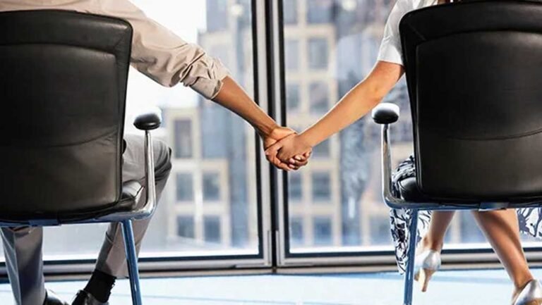 सर्वे में खुलासा: ऑफिस रोमांस में 40% लोग बेवफाई करते हैं
