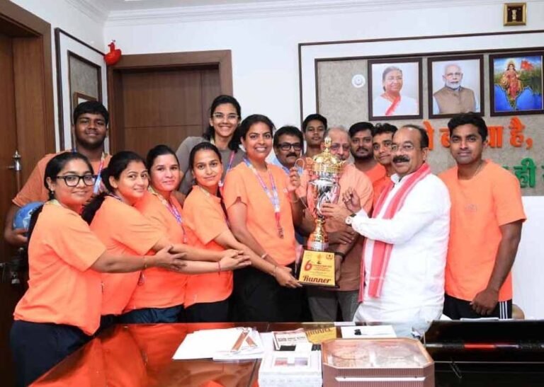 उप मुख्यमंत्री  अरुण साव से फेडरेशन कप मिक्स्ड नेटबॉल चैंपियनशिप में रजत पदक जीतने वाले खिलाड़ियों ने की मुलाकात