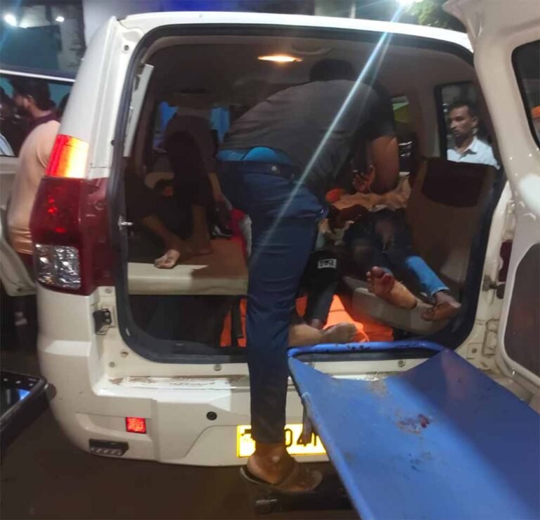 बड़वानी के डायल-112 हीरोज सड़क दुर्घटना में घायल 06 व्यक्तियों को त्वरित सहायता पहुँचाकर कराया अस्पताल में भर्ती