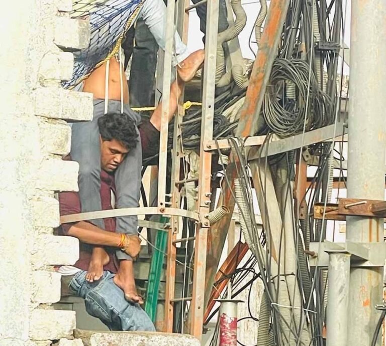 आरक्षक परशुराम रावत की बहादुरी, नशे में टॉवर पर चढ़े युवक को सकुशल नीचे लाए