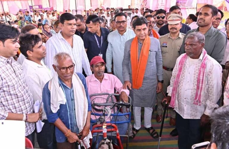 ​धमतरी के शिवचरण की टूटी उम्मीदों को समाधान शिविर ने दिया नया संबल
