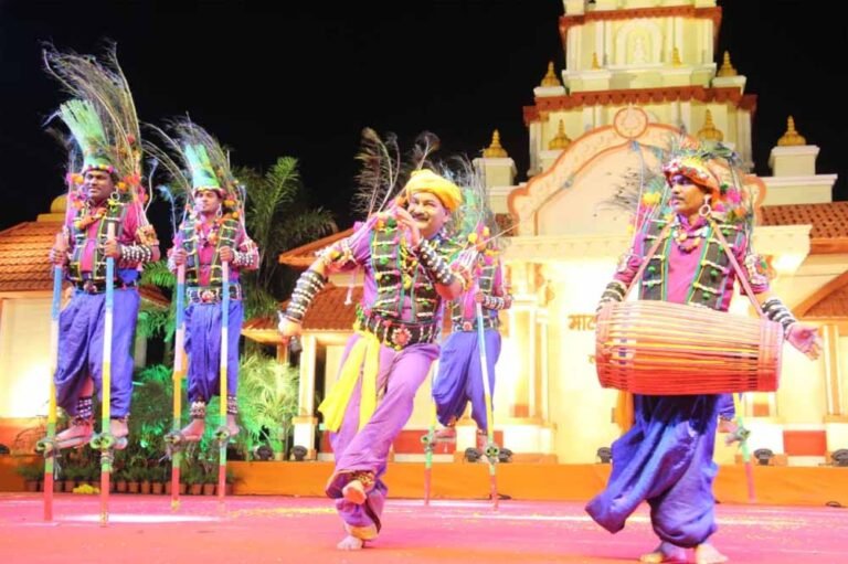 र मालवा महोत्सव में छाया रहा गेड़ी नृत्य का जादू   विधानसभा अध्यक्ष एवं केंद्रीय मंत्री ने किया अनिल गढ़ेवाल का सम्मान