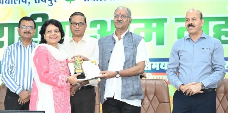 आम प्रदर्शनी में शामिल विभिन्न श्रेणियों के उत्कृष्ट प्रादर्शाें को किया गया पुरस्कृत