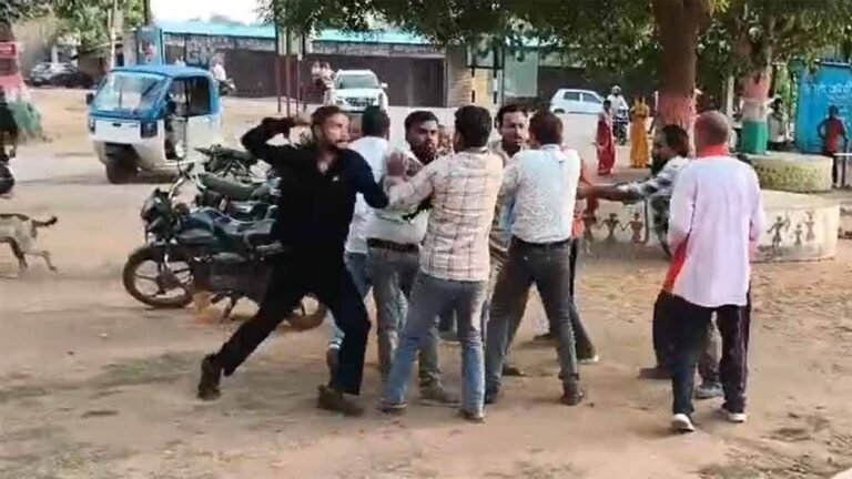 न्यायालय परिसर बना रणक्षेत्र, सुनवाई के बीच भिड़े दोनों पक्ष; प्रशासन ने लिया एक्शन