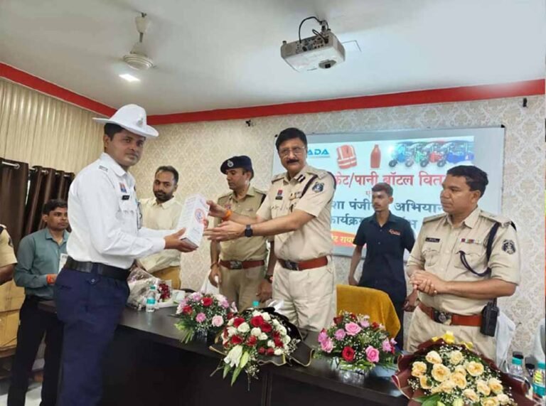 सड़क सुरक्षा के साथ पर्यावरण पर जोर, ट्रैफिक कर्मियों को बांटी गई सेफ्टी जैकेट