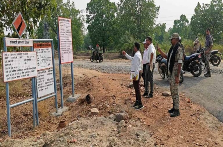 बाइक पर सवार होकर नक्सलियों के गढ़ रहे गांवों में पहुंचे कलेक्टर-सीईओ