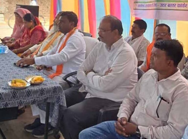 “अब नहीं सुनूंगा!” सांसद की डांट पर निरीक्षक का गुस्सा फूटा, किसानों के सामने छोड़ा माइक