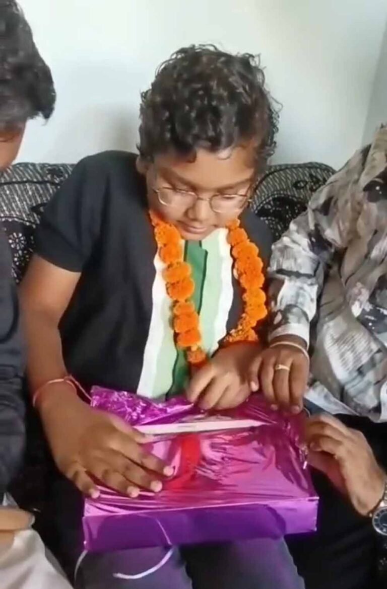 99% लाने वाली अंशुल को मिला खास सम्मान: डिप्टी सीएम के गिफ्ट से खुशी का ठिकाना नहीं