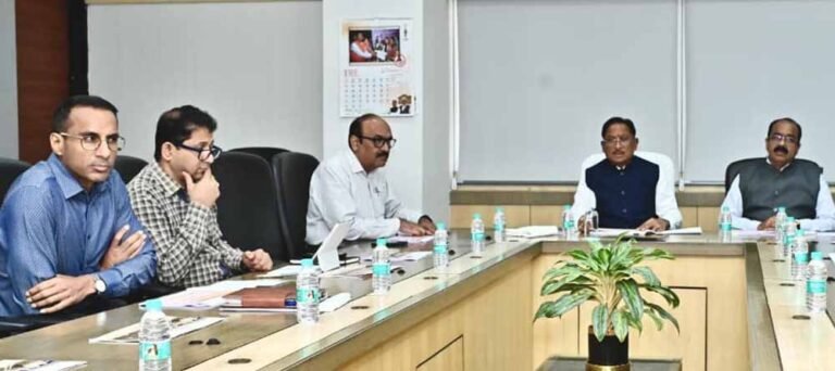बैठक में गरजे CM साय: अधूरी रिपोर्ट पर PWD अधिकारी को लगाई कड़ी फटकार