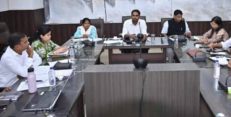 धमतरी में उर्वरक वितरण सुदृढ़ करने प्रशासन और विक्रेताओं के बीच हुआ संवाद