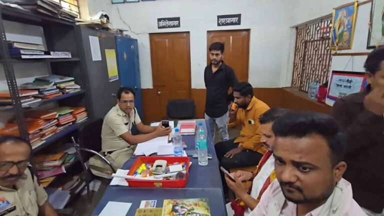 थाने में कबाड़ माफिया की खातिरदारी पर बवाल, वायरल फोटो ने उठाए सवाल