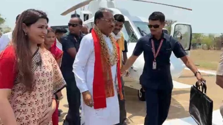 अचानक गांव पहुंचे CM साय, हेलिकॉप्टर लैंड कर पेड़ तले लगाई चौपाल