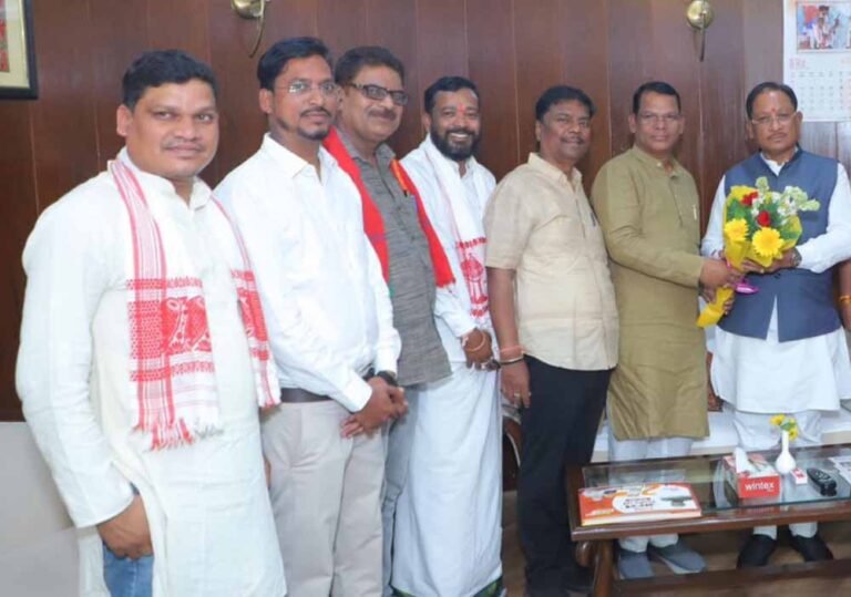 Vishnu Deo Sai से आदिवासी समाज की अहम मुलाकात, जनहित के मुद्दों पर हुई बातचीत