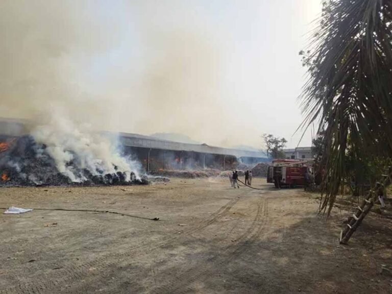 तेंदूपत्ता गोदाम में फिर लगी आग, जगदलपुर में दमकल की 2 गाड़ियों ने संभाला मोर्चा