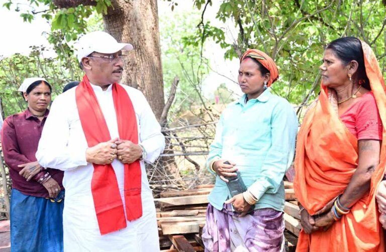 निर्माणाधीन पंचायत भवन में भोजन के साथ साथ मुख्यमंत्री साय लेते रहे योजनाओं का फीडबैक
