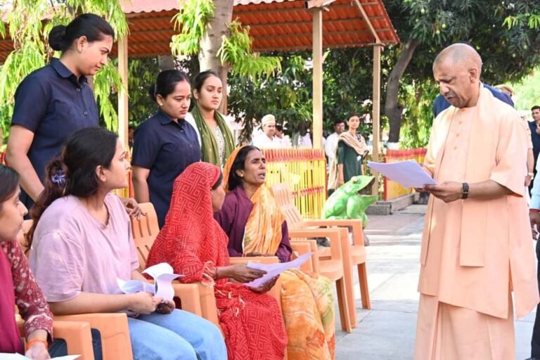 जनता दर्शन में 200 लोगों की समस्याएं सुनीं सीएम योगी ने