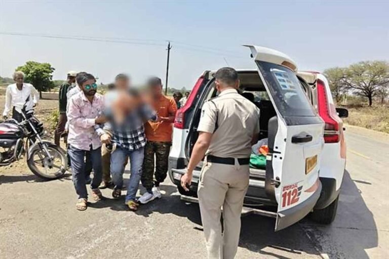 रतलाम के डायल-112 हीरोज सड़क हादसे में घायल हुए तीन लोगों को समय पर पहुँचाया अस्पताल  भोपाल   रतलाम जिले के थाना रिंगनोद क्षेत्र मेंडायल-112 जवानों की त्वरित प्रतिक्रिया और संवेदनशील कार्यवाहीसे सड़क दुर्घटना में गंभीर रूप से घायल तीन व्यक्तियों को समय पर अस्पताल पहुँचाकर उपचार दिलाया गया। समय पर मिली सहायता से घायलों को शीघ्र चिकित्सा सुविधा उपलब्ध हो सकी।  07 मई को सुबह राज्य स्तरीय पुलिस कंट्रोल रूम डायल-112 भोपाल को सूचना प्राप्त हुई कि थाना रिंगनोद क्षेत्र अंतर्गतबिनोलीफंटा रोडपर दो मोटर साइकिलों की आमने-सामने से टक्कर हो गई है, जिसमें तीन व्यक्ति गंभीर रूप से घायल हो गए हैं। तत्काल पुलिस सहायता की आवश्यकता है। सूचना मिलते ही रिंगनोद थाना क्षेत्र में तैनात डायल-112 एफआरव्ही वाहन को तुरंत घटनास्थल के लिए रवाना किया गया।  डायल 112 स्‍टॉफआरक्षक  चंद्रपाल सिंह एवं पायलट  मंगलेश्वर सूर्यवंशीने मौके पर पहुँचकरपाया कि मोटरसाइकिल दुर्घटना में तीन लोग गंभीर रूप से घायल हो गए थे। डायल-112 जवानों ने बिना समय गंवाए सभी घायलों कोएफआरव्ही वाहनकी सहायता से तत्कालशासकीय अस्पताल जावरापहुँचाया।डायल-112 जवानों की तत्परता से घायलों को समय पर उपचार मिल सका।  डायल 112 हीरोजश्रृंखला के अंतर्गत यह घटना दर्शाती है कि मध्यप्रदेश पुलिस की डायल-112 सेवा हर आपात परिस्थिति में त्वरित सहायता, संवेदनशीलता और जनसेवा की भावना के साथ आमजन के लिए सदैव सक्रिय और प्रतिबद्ध है।