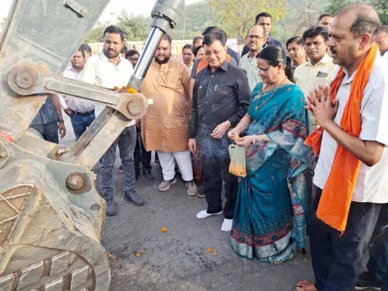 उद्योग मंत्री  लखनलाल देवांगन व महापौर मती संजूदेवी राजपूत ने कार्य हेतु भूमिपूजन