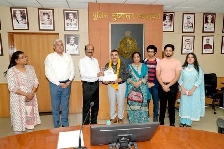 पुलिस महानिदेशक ने सभी को स्मृति चिन्ह भेंट कर किया सम्मानित